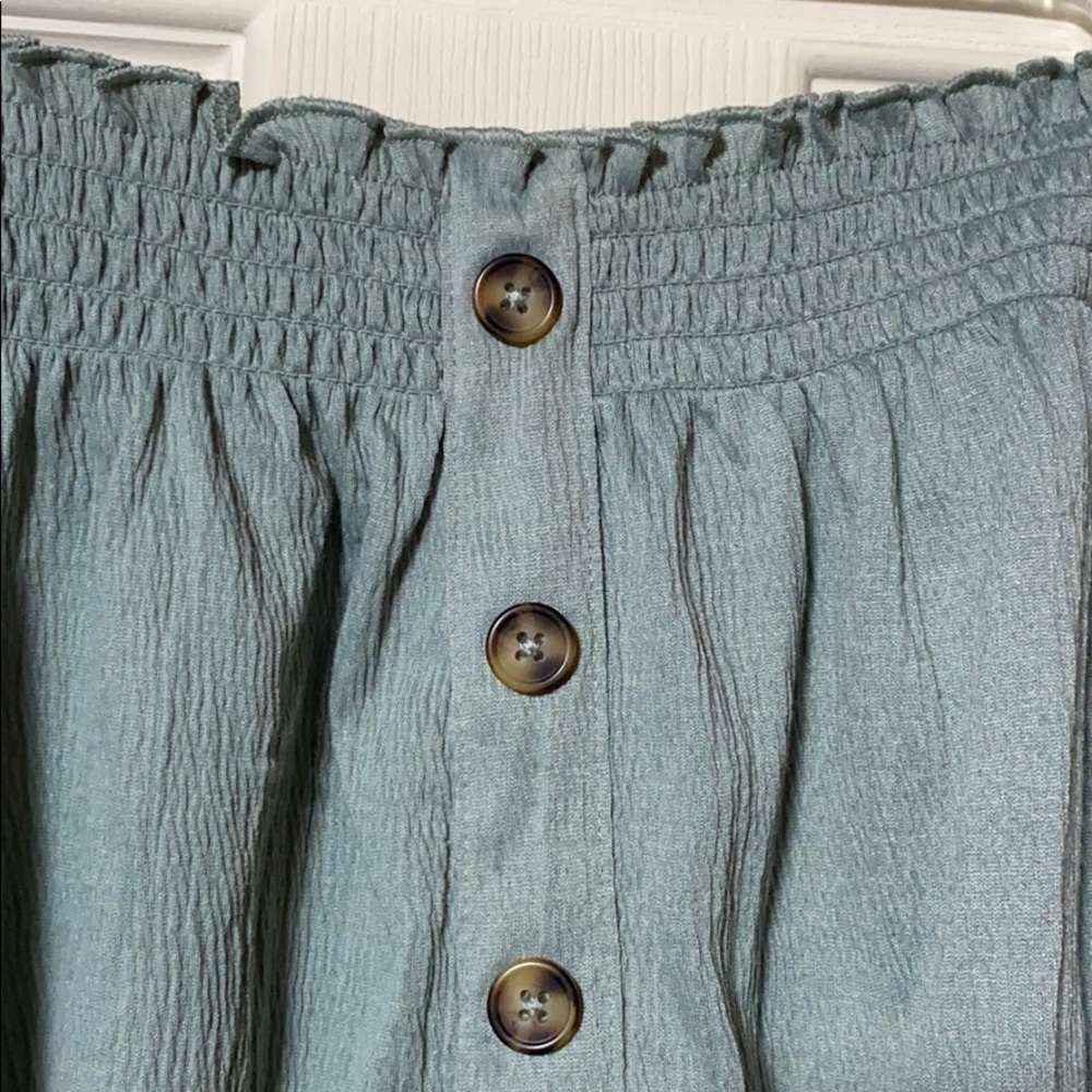 Green Off the Shoulder Button Crop Top - Picture 4 of 5